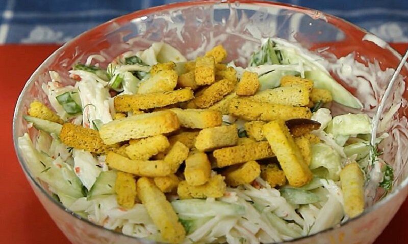 Нежный салат с крабовыми палочками: просто, вкусно и быстро!