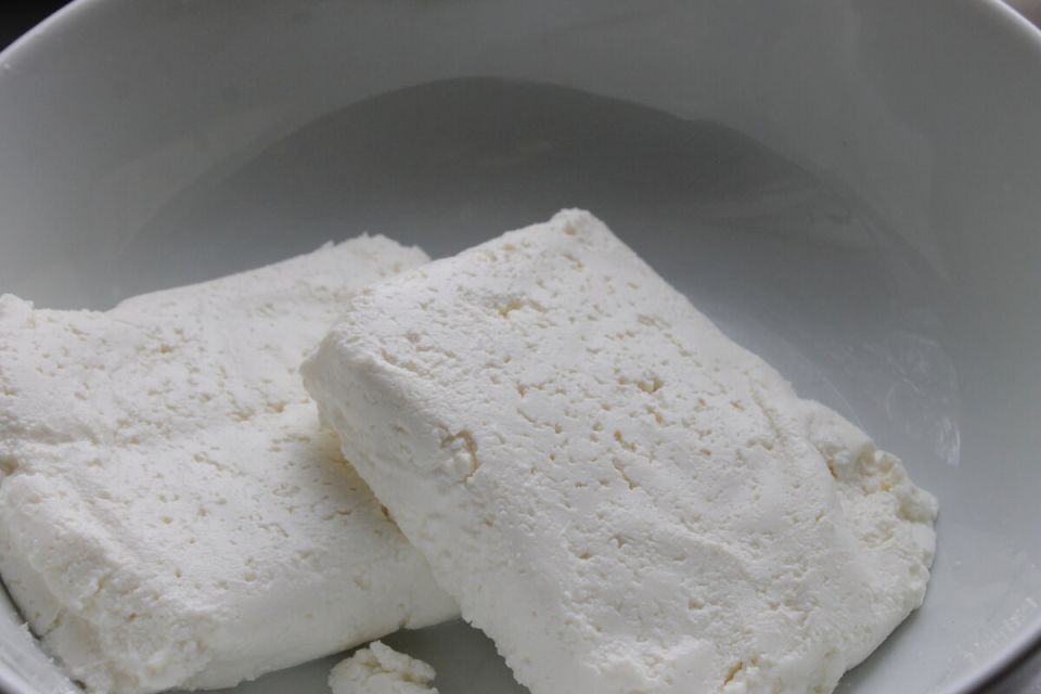 Нежный десерт без лишних калорий: простой рецепт творожной запеканки