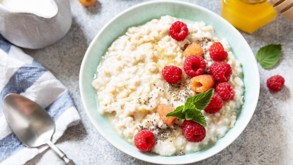 Овсяная каша больше не пригорит: нужно лишь сварить ее по-особому