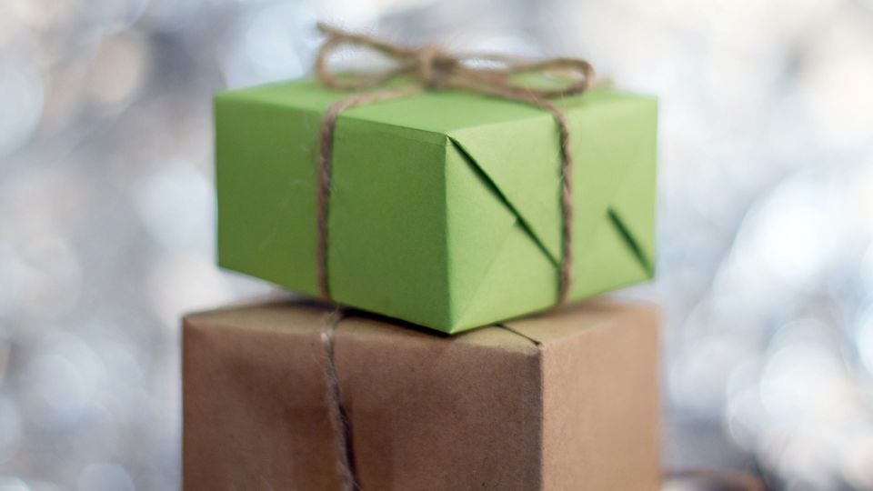 Вот почему не стоит выбрасывать упаковки от подарков: им найдется применение на кухне