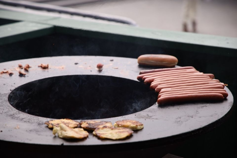 Как правильно есть сосиски: советы от эксперта по этикету