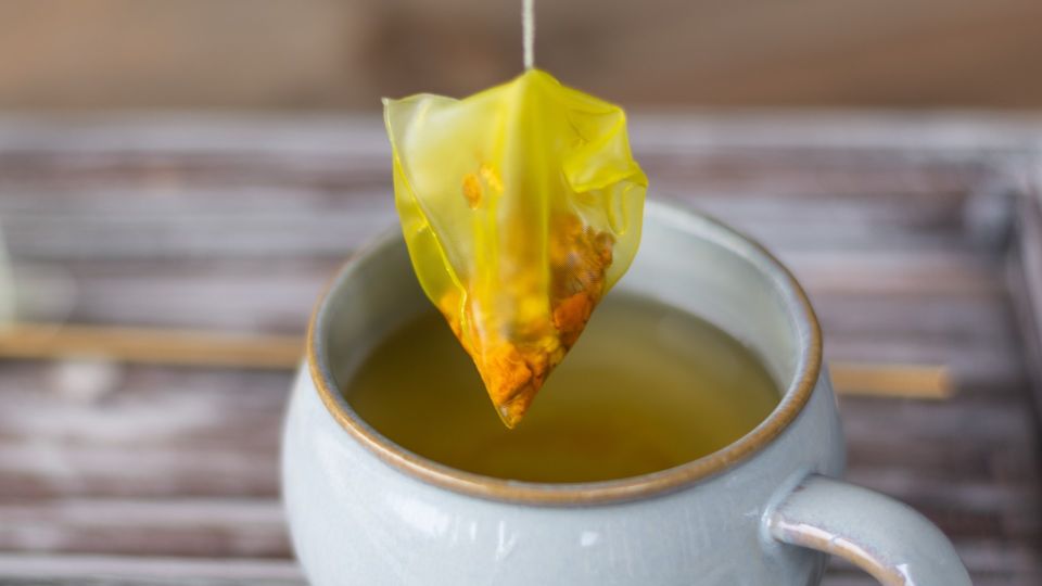 Вот зачем хозяйки кладут чайные пакетики в раковину: спасают вовсе не от запаха