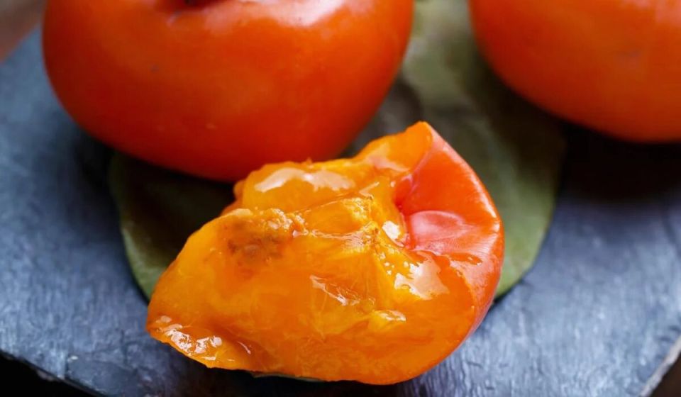 Как правильно есть хурму: с кожурой или без?