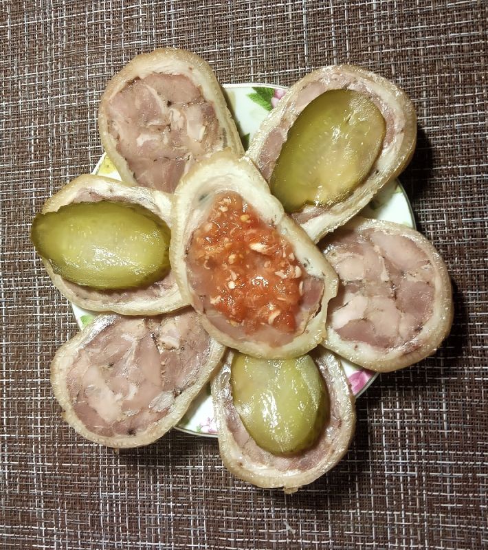 Плюс к дачному вечеру: как рулет из свиной рульки становится мягким и сочным