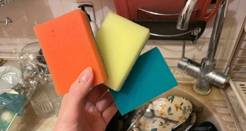 Как цвет губок для мытья посуды упорядочивает кухню и снижает риск перекрёстного загрязнения
