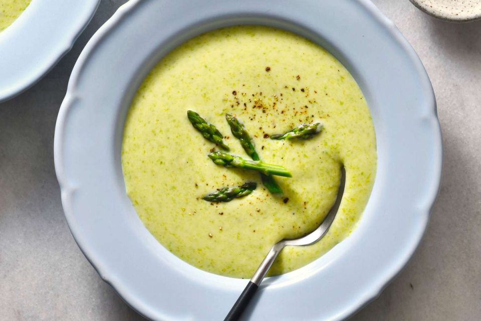 Весна в тарелке: три легких супа от шефа с сезонной свежестью