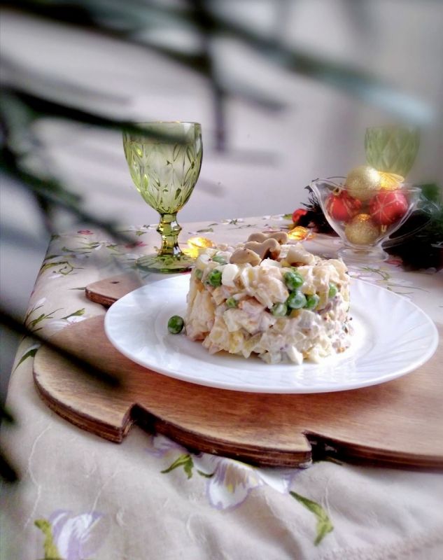 Наблюдение за простым салатом из груздей и горошка, который удивляет вкусом