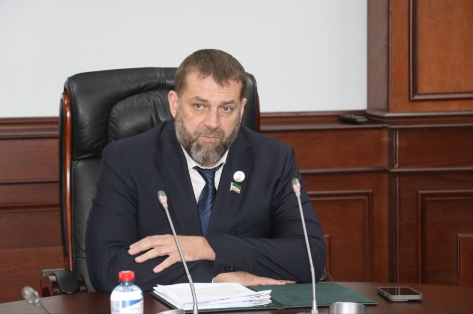Дмитрий Кашлюнов провел заседание профильного комитета