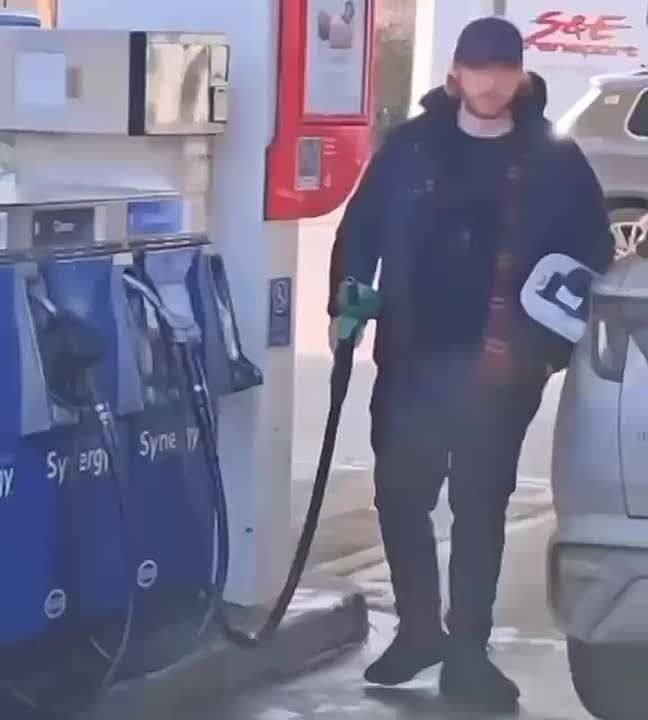         ,   ,   Expensive Petroleum ( )