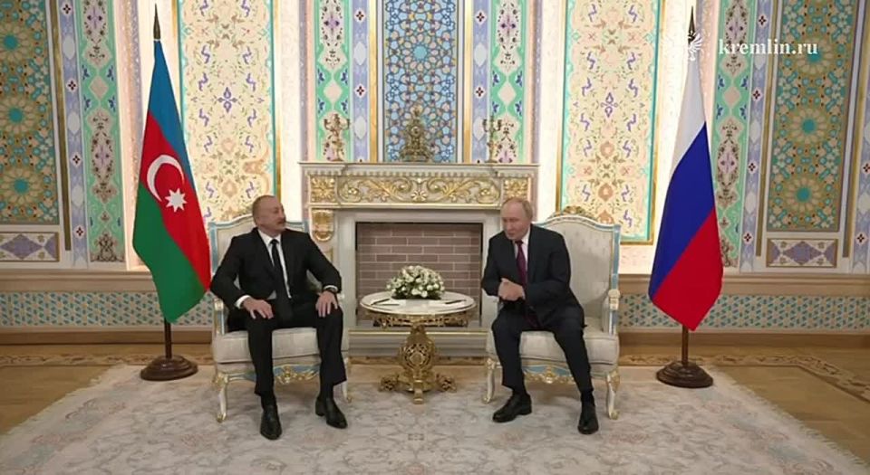 Путин и Алиев начали переговоры в государственной резиденции Кохи Сомон в Душанбе