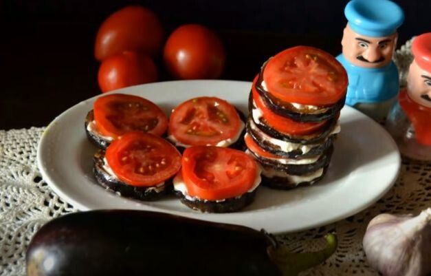 Жареные баклажаны с чесноком и помидорами: яркое сочетание для вашего стола