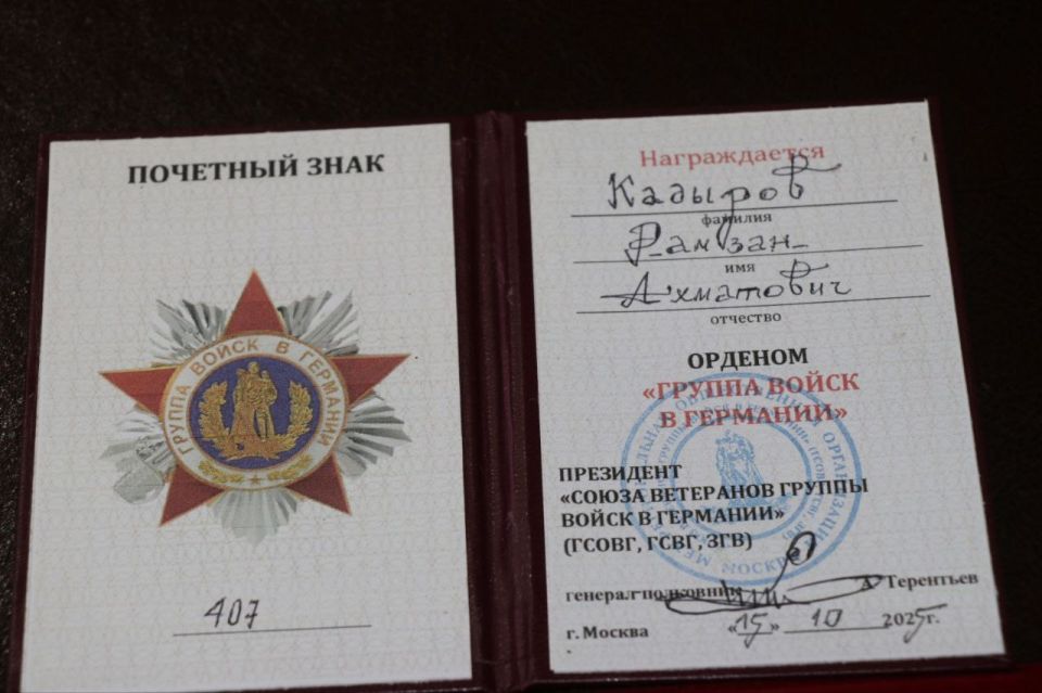 Президент Союза ветеранов Группы войск в Германии Антон Терентьев наградил почетным знаком организации — орденами "Группа войск в Германии" Главу Чеченской Республики Рамзана Кадырова и Председателя Парламента ЧР Шаида...