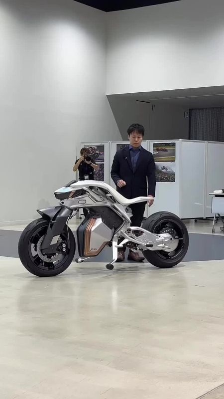 Yamaha представила киберпанк-байк будущего — MOTOROiD 2, способный удерживать равновесие и подчиняться жестам владельца