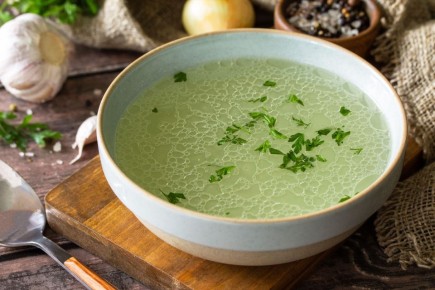 Приготовить наваристый бульон можно и без мяса: секрет советских поварих