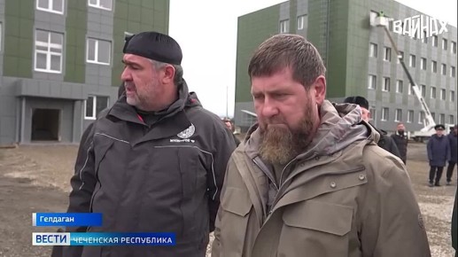 Глава Чеченской Республики Рамзан Кадыров вместе с премьер-министром региона Магомедом Даудовым проверил ход строительства нового военного городка для подразделений полка «АХМАТ-Россия» Министерства обороны Российской...