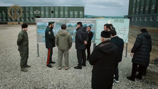 Глава Чеченской Республики Рамзан Кадыров вместе с Председателем Правительства Чеченской Республики Магомедом Даудовымьпроверили ход строительства нового военного городка для подразделений полка «АХМАТ-Россия» Министерства...