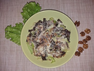 Салат из мангольда с шампиньонами и грецкими орехами