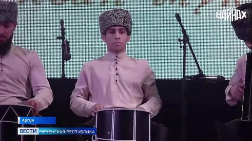 12 коллективов из разных районов, вышли на сцену, чтобы исполнить национальные композиции с использованием традиционных инструментов