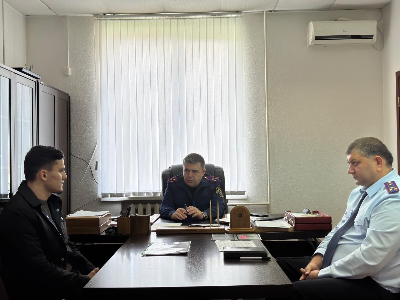 Исполняющий обязанности руководителя следственного управления полковник юстиции Алим Музафарович Бабаев провел личный прием граждан в Ачхой-Мартановском межрайонном следственном отделе СУ СКР по ЧР