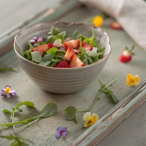 Вкусный праздник: пять свежих салатов для весеннего настроения