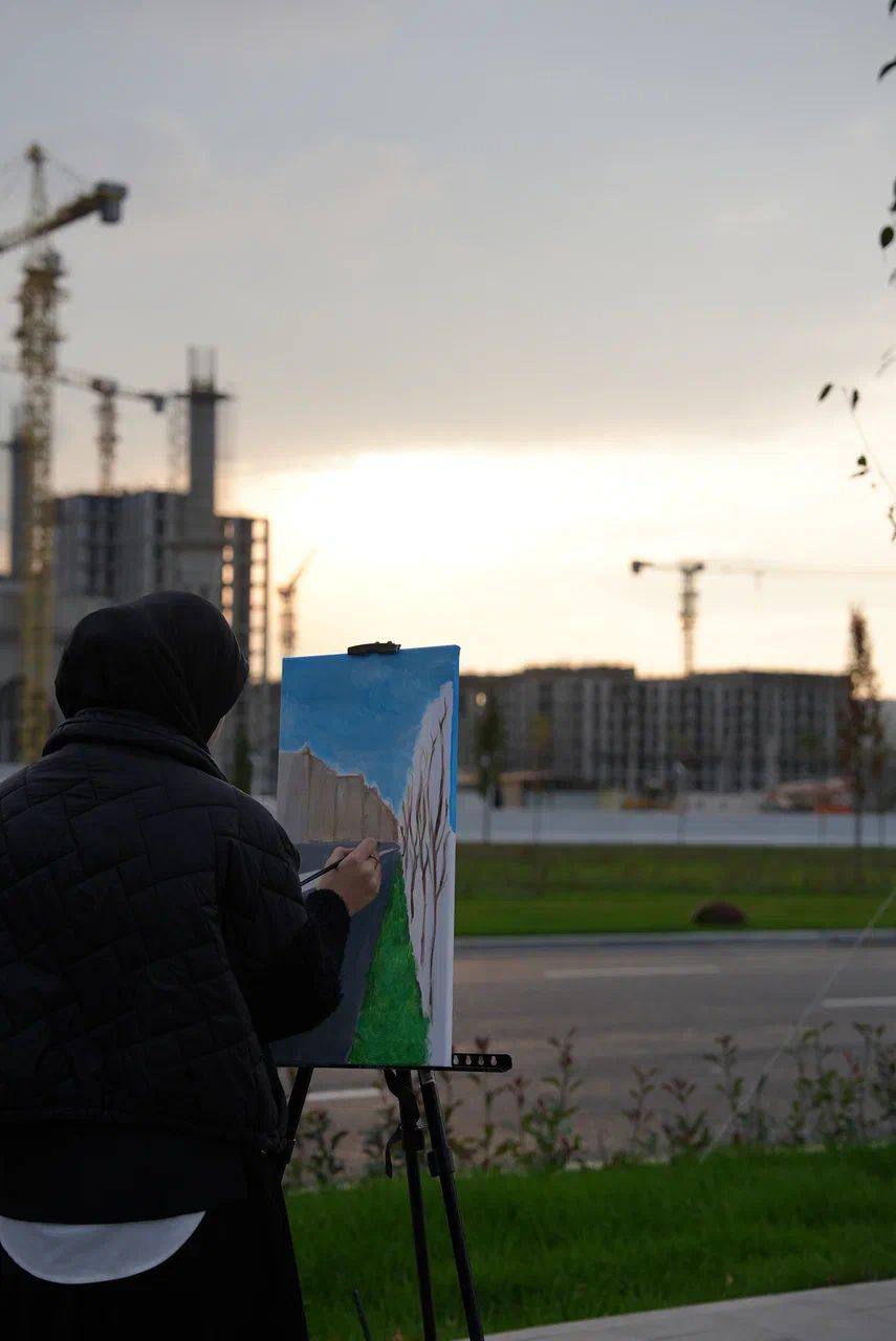 Проспект нового района Грозного имени Владимира Путина превратился в открытую художественную галерею под открытым небом Проспект нового района Грозного имени Владимира Путина превратился в открытую художественную галерею под открытым небом