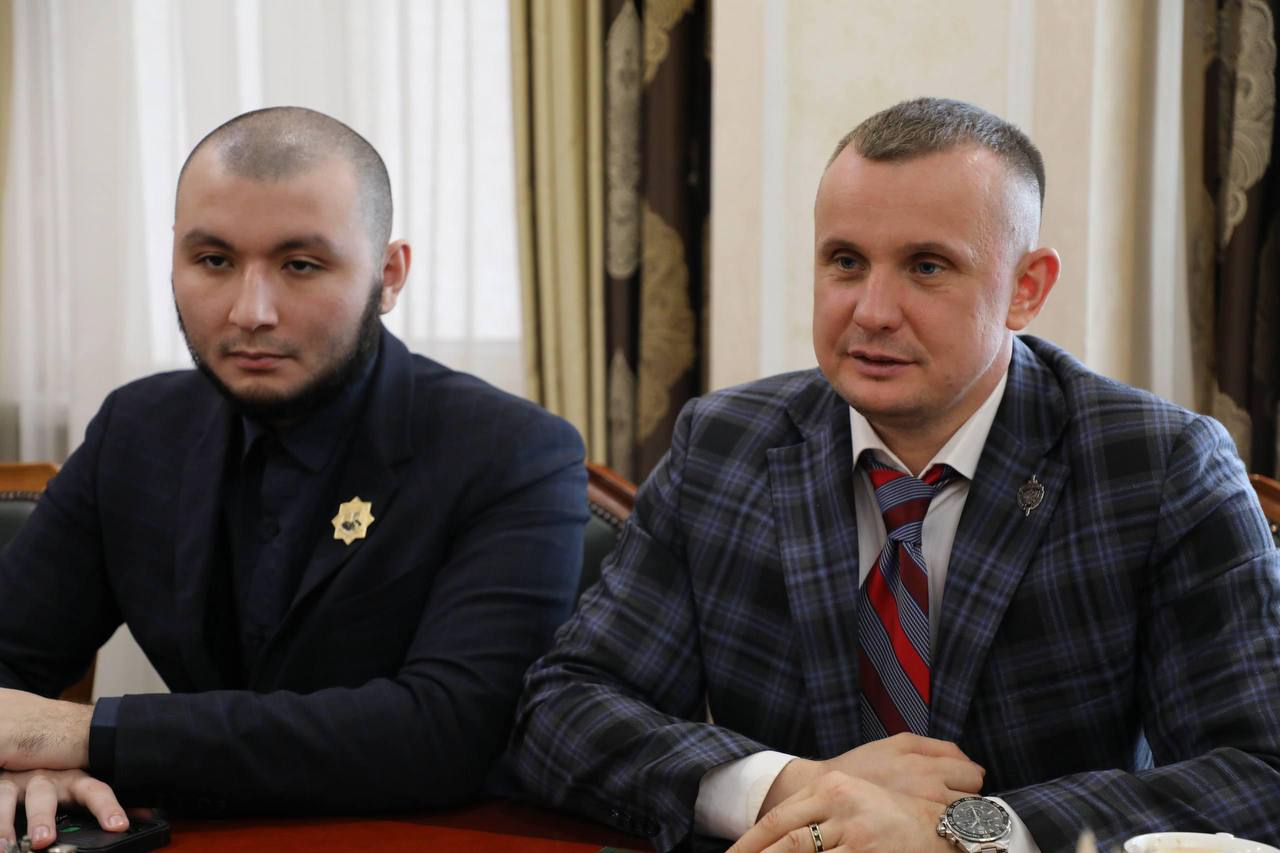 «Глава Чеченской Республики, Герой России, Рамзан Кадыров всегда уделяет особое внимание вопросам воспитания молодого поколения, которое должно расти в атмосфере любви к Родине и уважения к другим народам. Поэтому важно... «Глава Чеченской Республики, Герой России, Рамзан Кадыров всегда уделяет особое внимание вопросам воспитания молодого поколения, которое должно расти в атмосфере любви к Родине и уважения к другим народам. Поэтому важно...