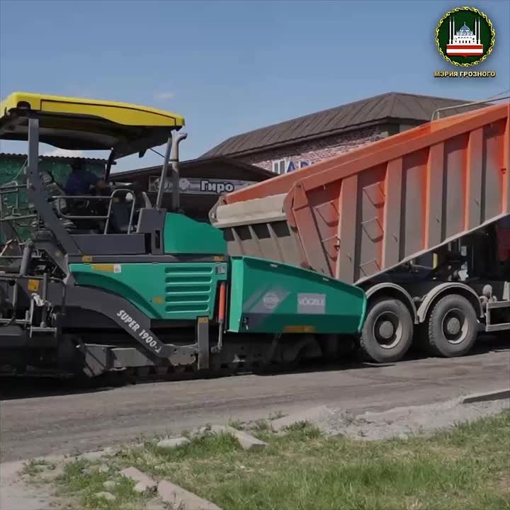 По поручению мэра Грозного Хас-Магомеда Кадырова в городе проводится масштабная работа по устранению ям и дефектов на дорогах