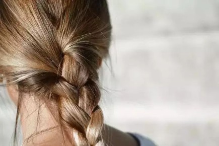 5 дешевых средств, которые спасут ваши волосы от тусклости и вернут им блеск