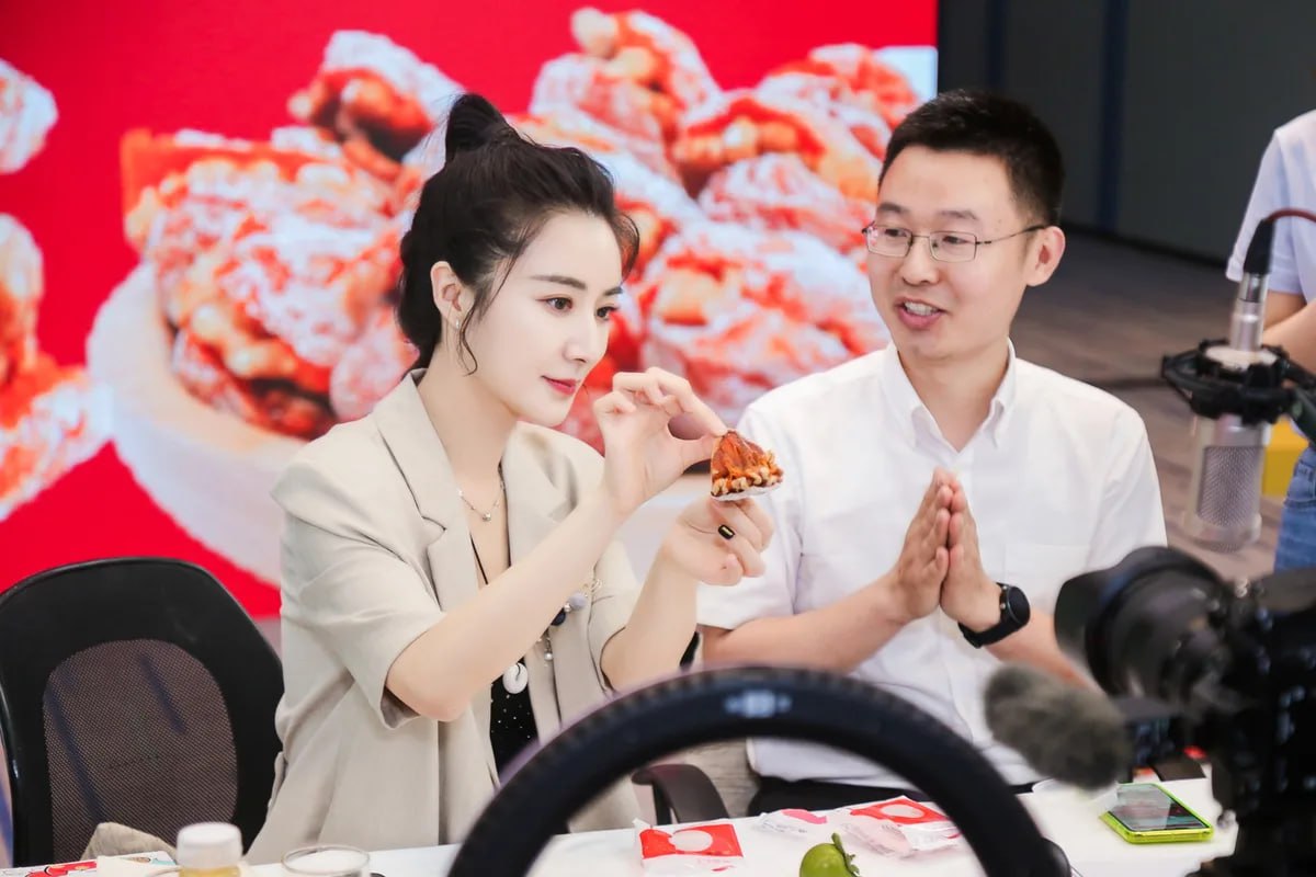 В Китае блогеры теперь обязаны подтверждать свои знания дипломом, чтобы говорить о здоровье, финансах или праве