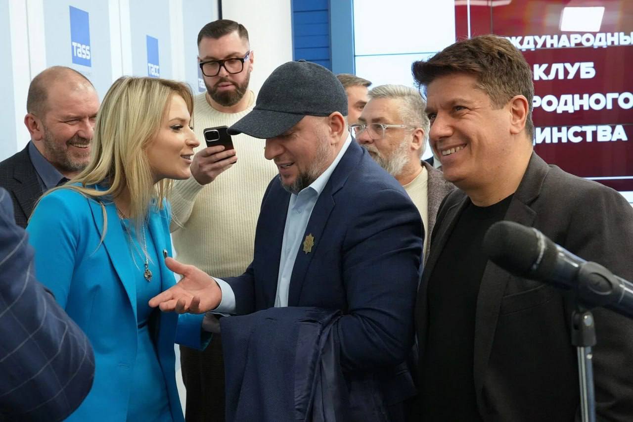 Апти Алаудинов подарил участникам медиафорума Международного "Клуба Народного Единства" свою книгу «Войско Иисуса в битве против войска даджаля-антихриста» Апти Алаудинов подарил участникам медиафорума Международного "Клуба Народного Единства" свою книгу «Войско Иисуса в битве против войска даджаля-антихриста»