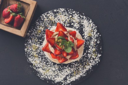 Фруктовый тирамису с клубникой и мятой