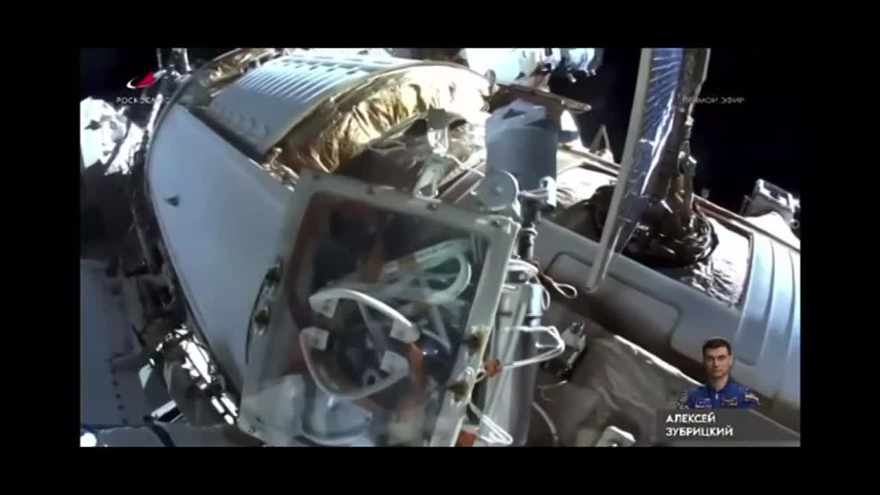 Российские космонавты вышли в открытый космос