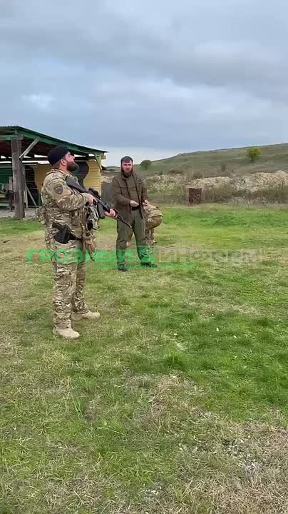 В сети набирает популярность видеоролик, снятый в Надтеречном районе Чеченской Республики. На кадрах видно, как боец огневого взвода ОМВД по Надтеречному району Зелимхан Даудов метко стреляет по подброшенной в воздух гильзе...