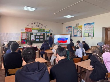 В Курчалоевской школе старшеклассники изучили основы избирательного права