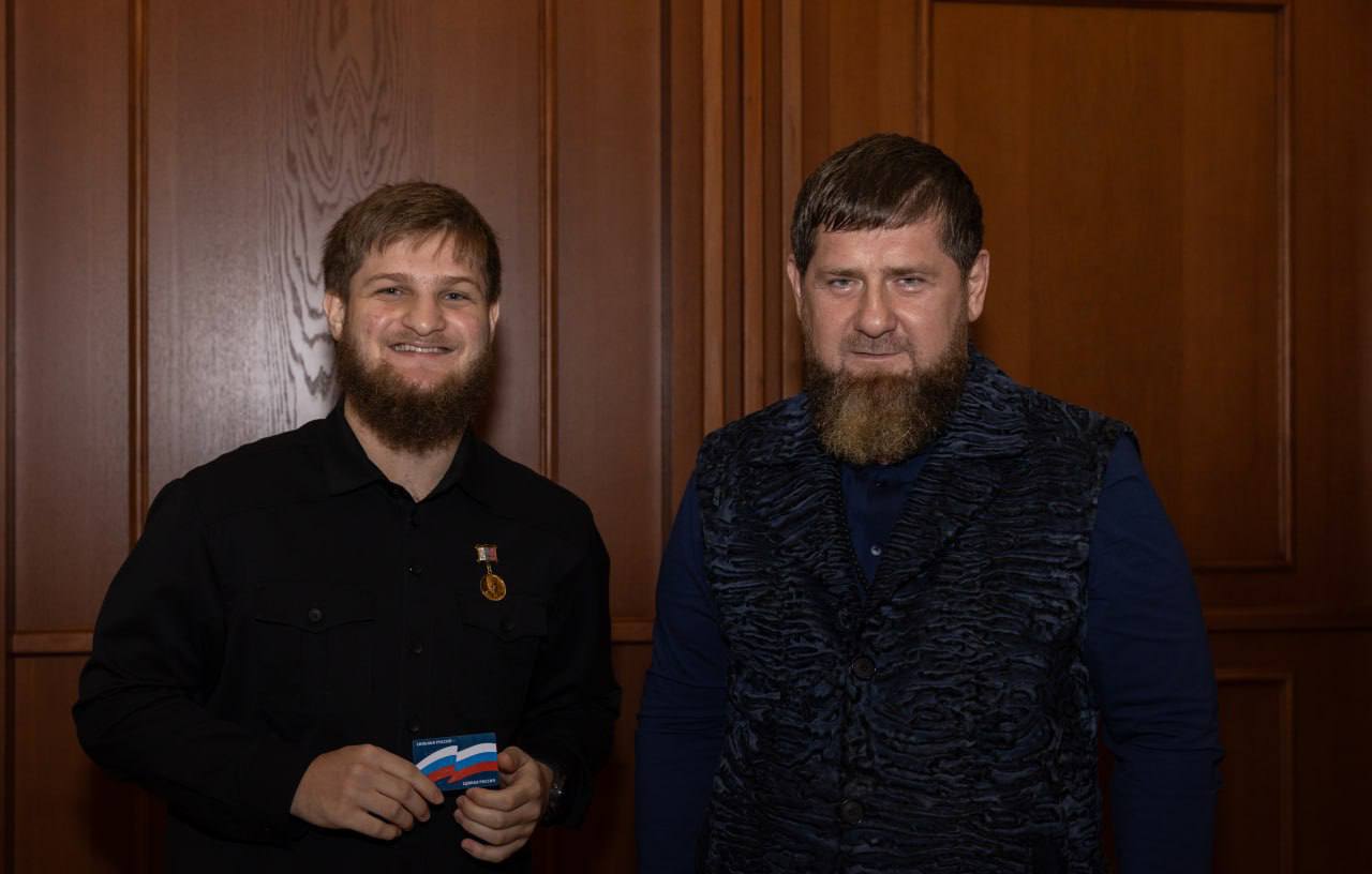 Глава Чеченской Республики Рамзан Кадыров провел расширенное совещание Политического совета Чеченского регионального отделения партии «Единая Россия», в ходе которого были вручены партийные билеты новым членам партии, а... Глава Чеченской Республики Рамзан Кадыров провел расширенное совещание Политического совета Чеченского регионального отделения партии «Единая Россия», в ходе которого были вручены партийные билеты новым членам партии, а...