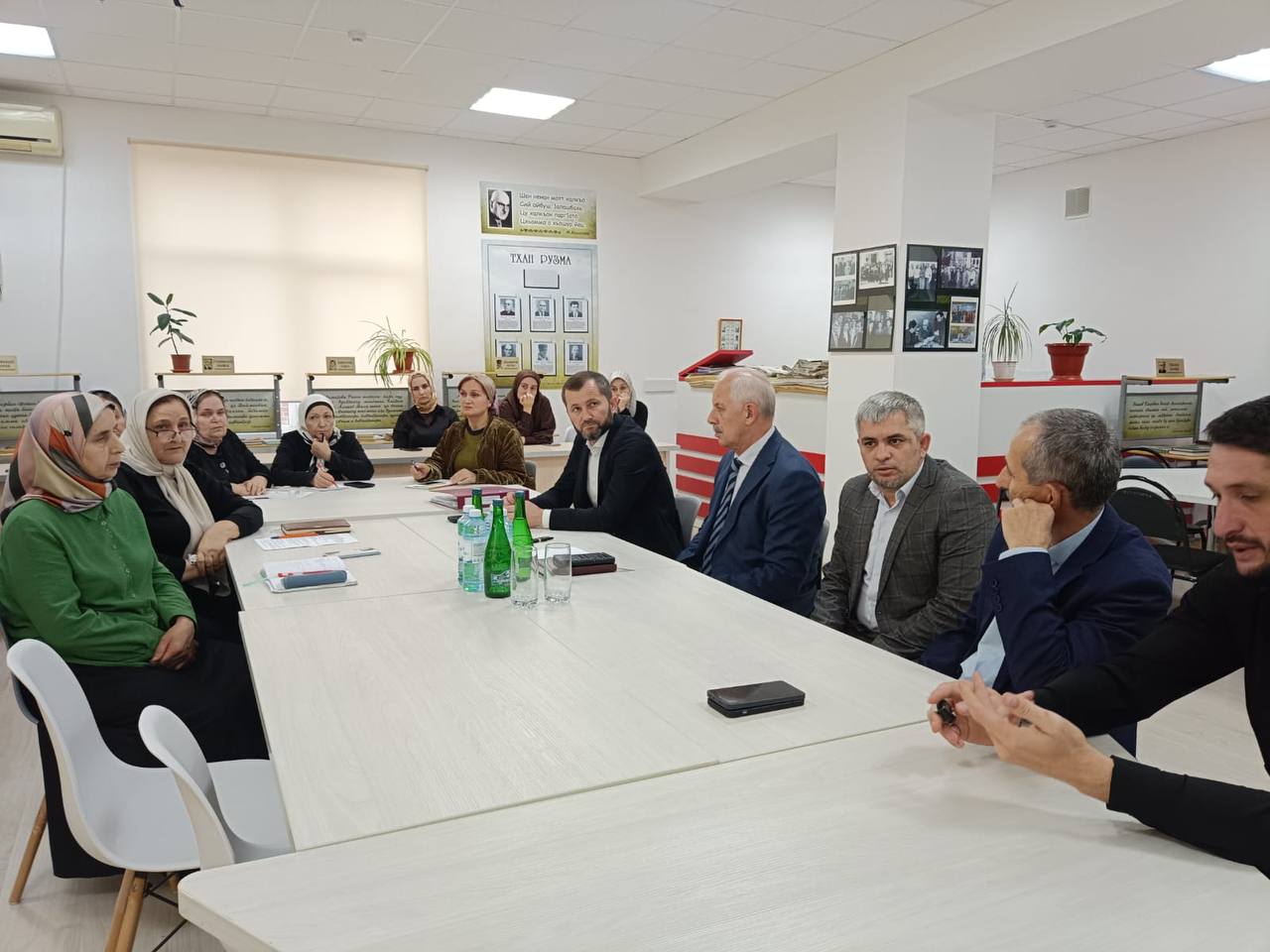 Министр добавил, что мобильное приложение разработано на основе образовательного ресурса «Дешархо» и содержит материалы для учителей: разделы «ПКЭ», «РТБ», «Библиотека», а также раздел «Ишкол» с контентом по чеченскому языку... Министр добавил, что мобильное приложение разработано на основе образовательного ресурса «Дешархо» и содержит материалы для учителей: разделы «ПКЭ», «РТБ», «Библиотека», а также раздел «Ишкол» с контентом по чеченскому языку...