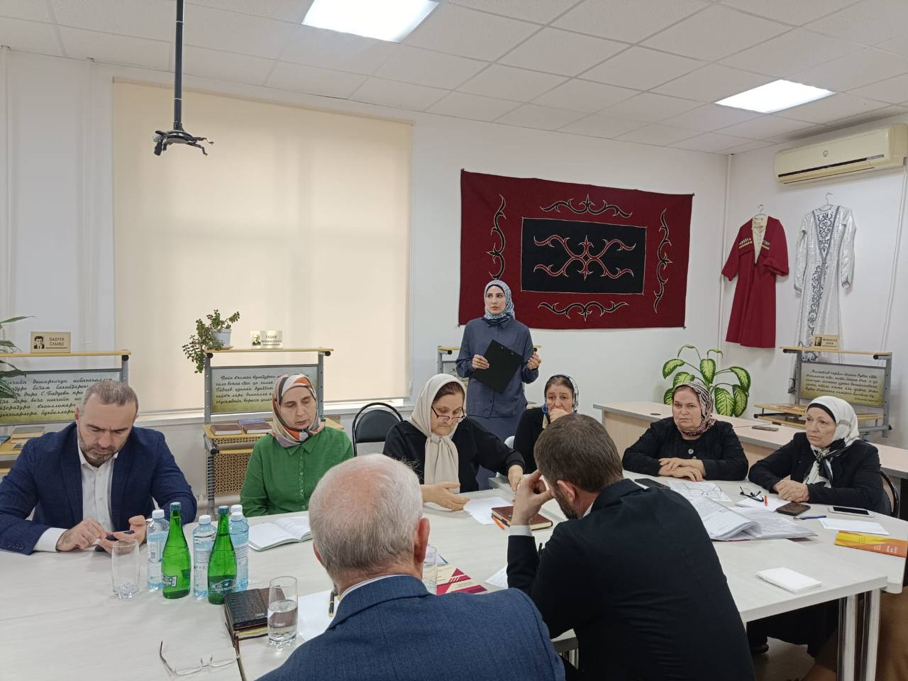 Министр добавил, что мобильное приложение разработано на основе образовательного ресурса «Дешархо» и содержит материалы для учителей: разделы «ПКЭ», «РТБ», «Библиотека», а также раздел «Ишкол» с контентом по чеченскому языку... Министр добавил, что мобильное приложение разработано на основе образовательного ресурса «Дешархо» и содержит материалы для учителей: разделы «ПКЭ», «РТБ», «Библиотека», а также раздел «Ишкол» с контентом по чеченскому языку...