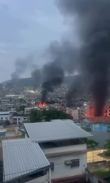 Рио-де-Жанейро в огне.. Бразильский мегаполис стал ареной жестоких боев между силовиками и наркокартелями. Город парализован — дороги перекрыты горящими баррикадами, бандиты используют FPV-дроны. Власти бросили на штурм 2500...