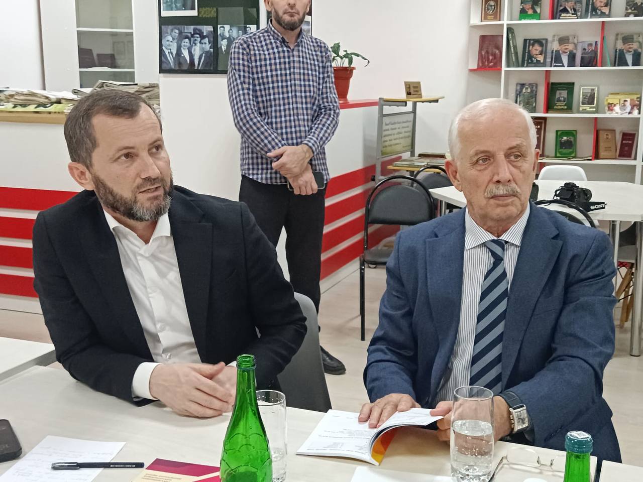 Министр добавил, что мобильное приложение разработано на основе образовательного ресурса «Дешархо» и содержит материалы для учителей: разделы «ПКЭ», «РТБ», «Библиотека», а также раздел «Ишкол» с контентом по чеченскому языку...