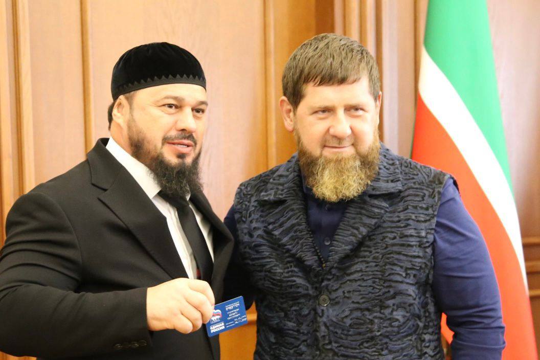 Глава Чеченской Республики Рамзан Кадыров провел расширенное совещание Политического совета Чеченского регионального отделения партии «Единая Россия», в ходе которого были вручены партийные билеты новым членам партии, а...