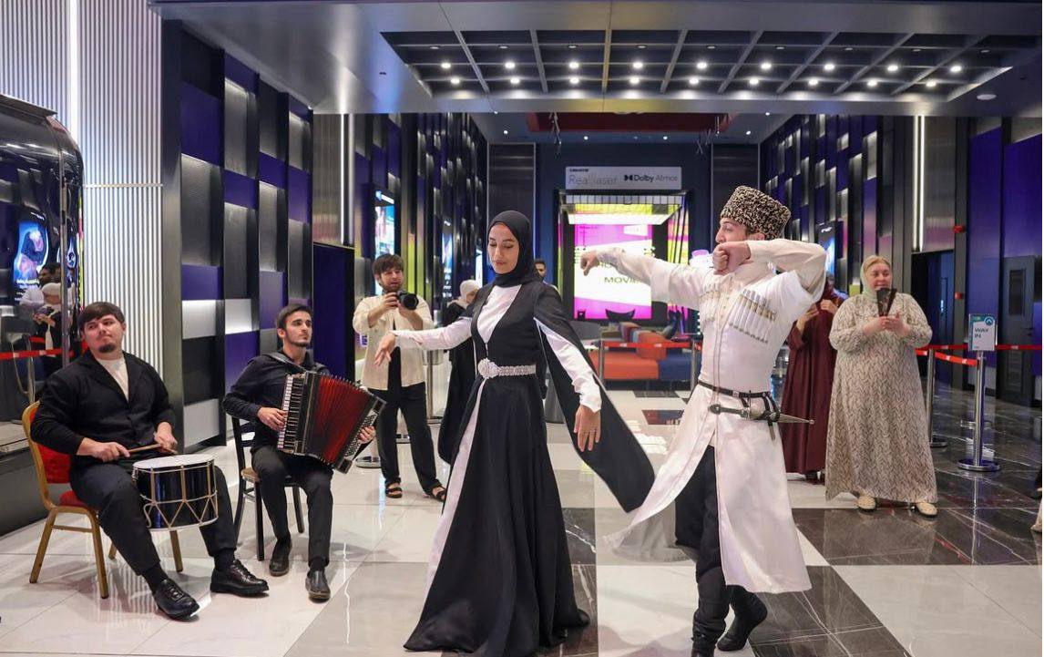 В кинотеатре «Аль Дана Эпикс» в столице Королевства Бахрейн городе Манама состоялась премьера фильма «Сказания о Чечне. Хозяйка гор» В кинотеатре «Аль Дана Эпикс» в столице Королевства Бахрейн городе Манама состоялась премьера фильма «Сказания о Чечне. Хозяйка гор»