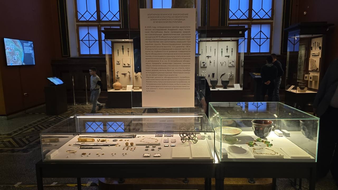 30 октября в 5 зале Исторического музея впервые был показан комплекс предметов, обнаруженных в ходе новых археологических исследований некрополя Алхан-Калинского городища 30 октября в 5 зале Исторического музея впервые был показан комплекс предметов, обнаруженных в ходе новых археологических исследований некрополя Алхан-Калинского городища