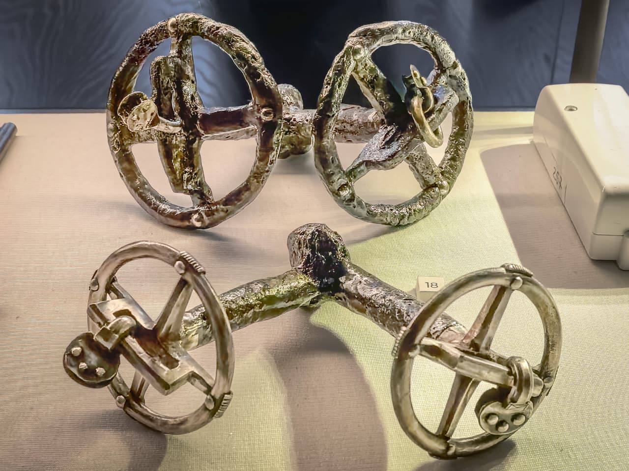 30 октября в 5 зале Исторического музея впервые был показан комплекс предметов, обнаруженных в ходе новых археологических исследований некрополя Алхан-Калинского городища 30 октября в 5 зале Исторического музея впервые был показан комплекс предметов, обнаруженных в ходе новых археологических исследований некрополя Алхан-Калинского городища