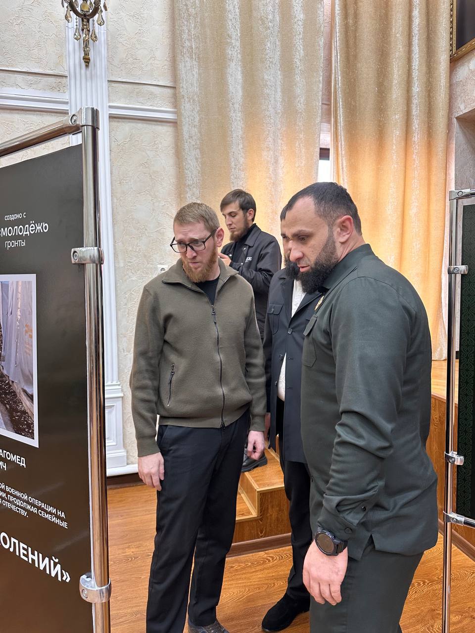 В Чеченской Республике состоялось торжественное открытие историко-патриотической передвижной выставки «Связь поколений: от героев Великой Отечественной войны до защитников СВО»