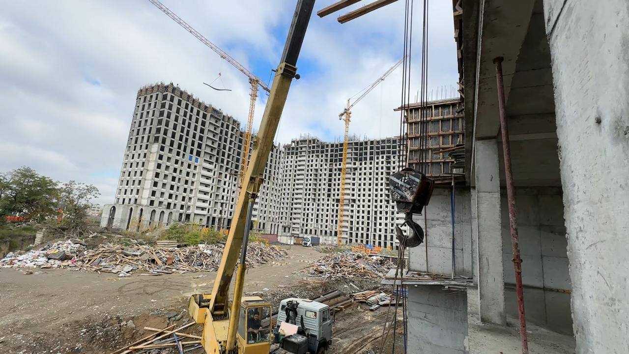 В столице Чеченской Республики полным ходом идёт строительство нового района имени В.В. Путина. Этот масштабный проект станет одним из символов обновлённого Грозного В столице Чеченской Республики полным ходом идёт строительство нового района имени В.В. Путина. Этот масштабный проект станет одним из символов обновлённого Грозного