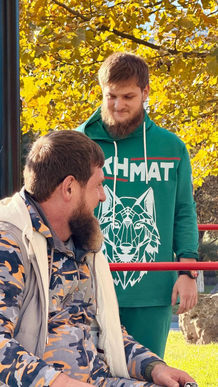 Глава Чеченской Республики Рамзан Кадыров провел совместную тренировку на свежем воздухе с министром Чеченской Республики по физической культуре и спорту Ахматом Кадыровым Глава Чеченской Республики Рамзан Кадыров провел совместную тренировку на свежем воздухе с министром Чеченской Республики по физической культуре и спорту Ахматом Кадыровым