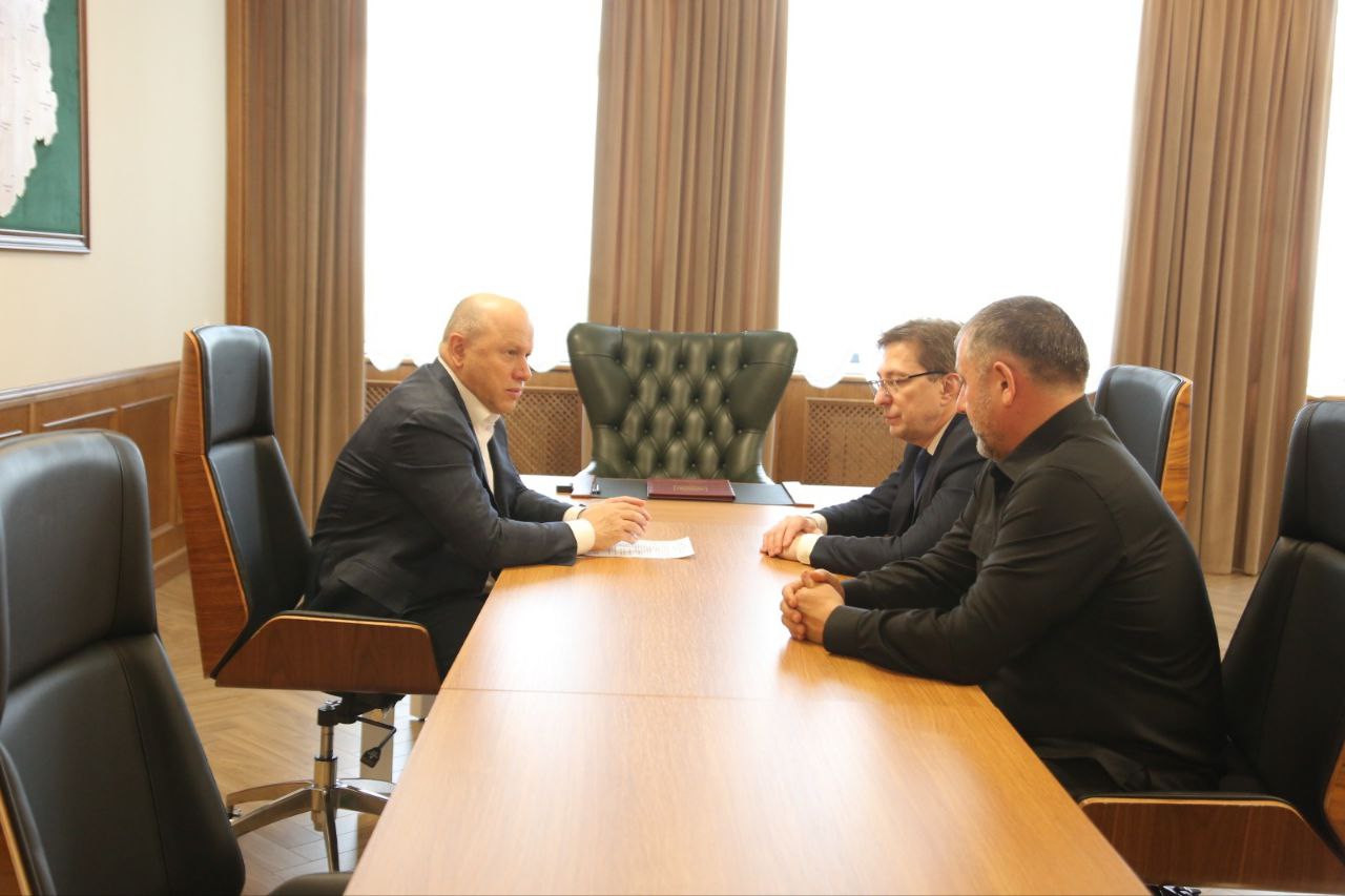 Дорогие друзья!. Сегодня Руководитель Администрации Главы и Правительства ЧР Галас Таймасханов провёл рабочую встречу с заместителем руководителя Федеральной налоговой службы Виталием Колесниковым и руководителем УФНС по...