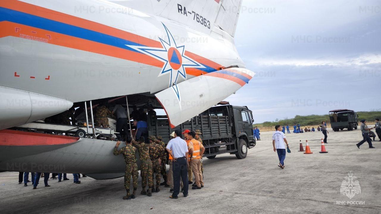 Спецборт МЧС России доставил во Вьетнам гуманитарную помощь для пострадавших от недавних наводнений