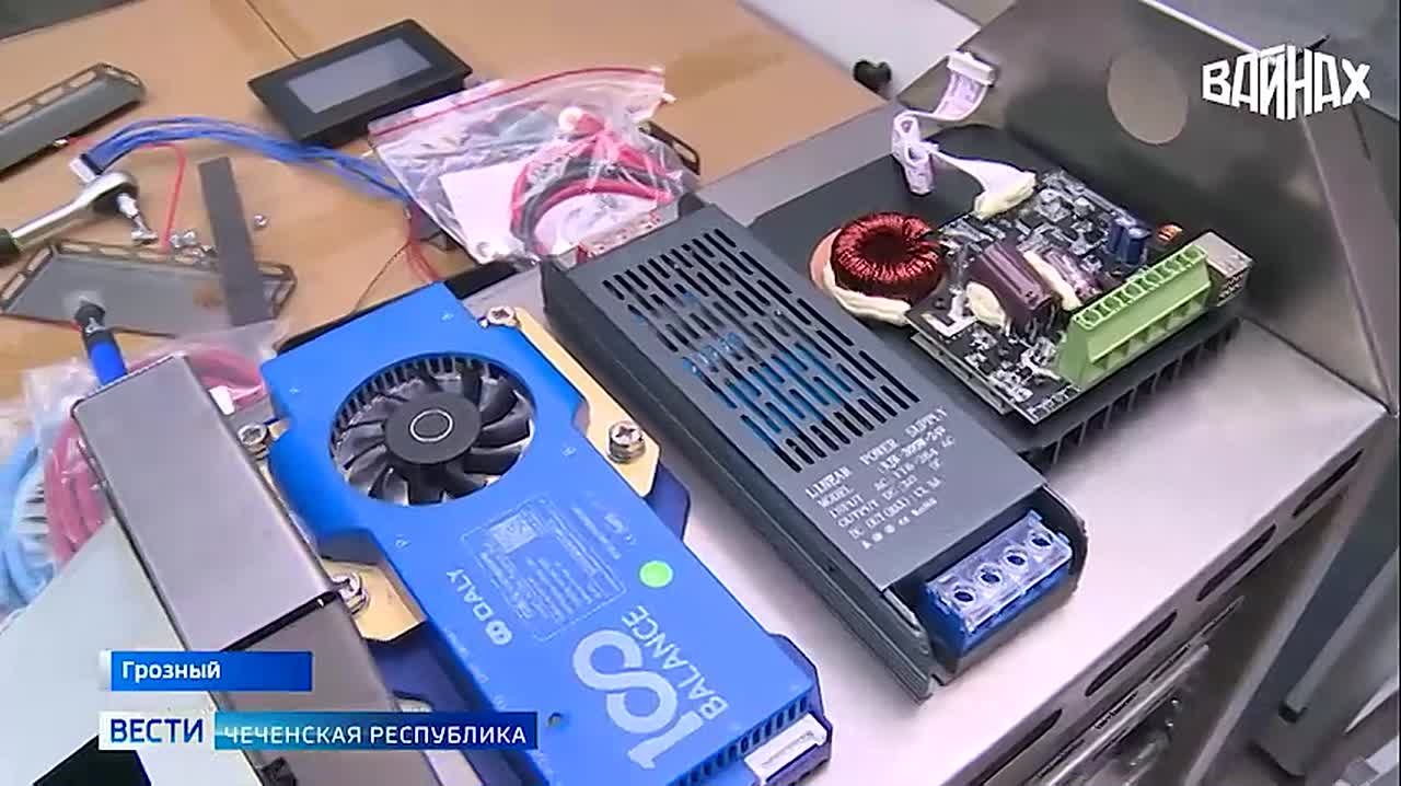 Команда резидентов университетской стартап-студии ГГНТУ имени академика М.Д. Миллионщикова разработала мобильный солнечный генератор для дома и дачи