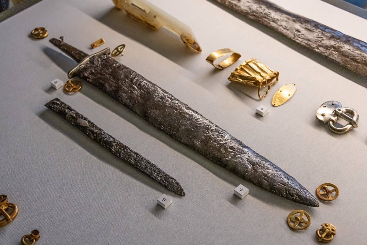 30 октября в 5 зале Исторического музея впервые был показан комплекс предметов, обнаруженных в ходе новых археологических исследований некрополя Алхан-Калинского городища 30 октября в 5 зале Исторического музея впервые был показан комплекс предметов, обнаруженных в ходе новых археологических исследований некрополя Алхан-Калинского городища